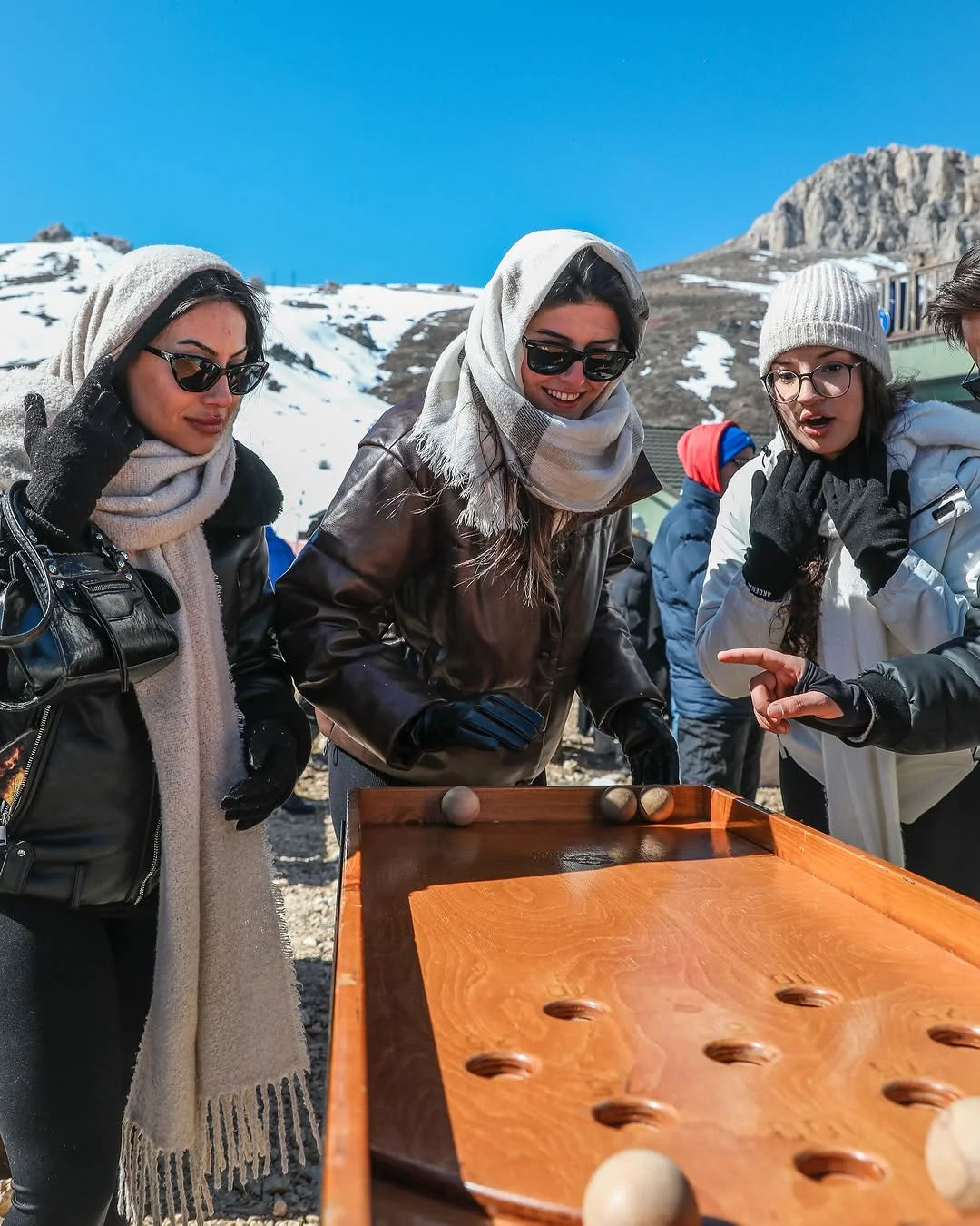 Dağ manzarası eşliğinde oyun oynayan festival katılımcıları