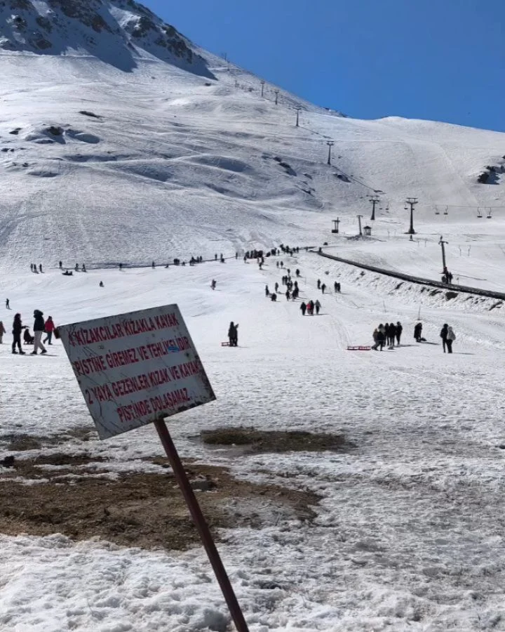 Saklıkent'te kayak pisti ve pistte toplanan festival kalabalığı